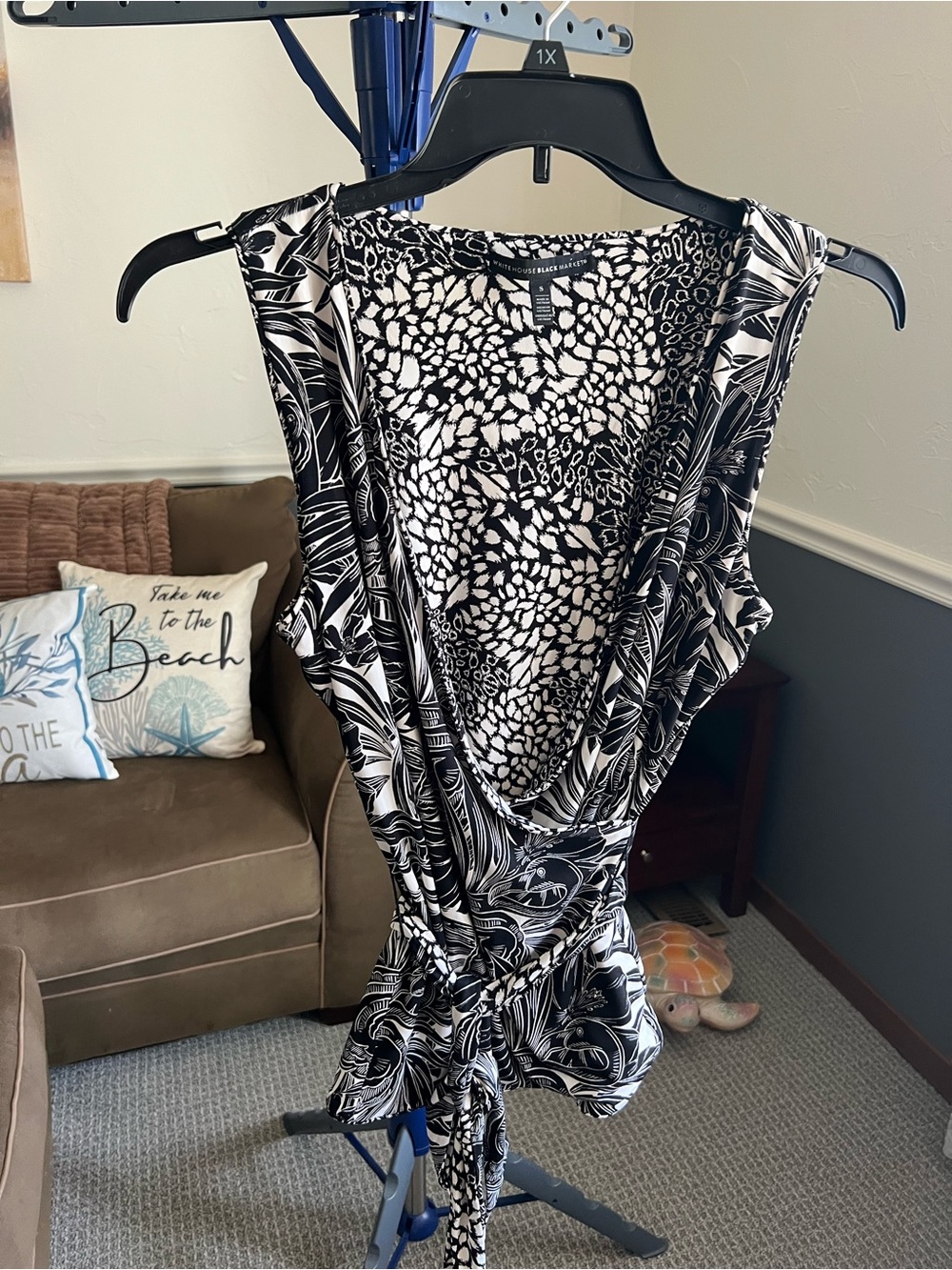 White House Black Market Black White Floral Wrap Top Sleeveless V-Neck S # 412